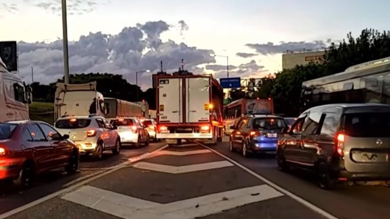 Un camión chocó contra un guardrail en el enlace entre Panamericana y General Paz y provocó un caos de tránsito en la zona