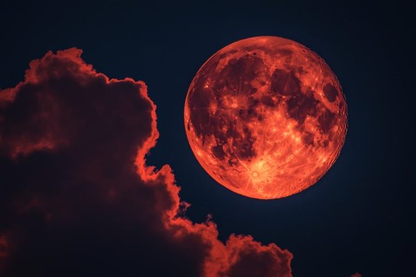 Un eclipse lunar total hará que la Luna se vuelva roja: duración, horarios y cómo observarlo