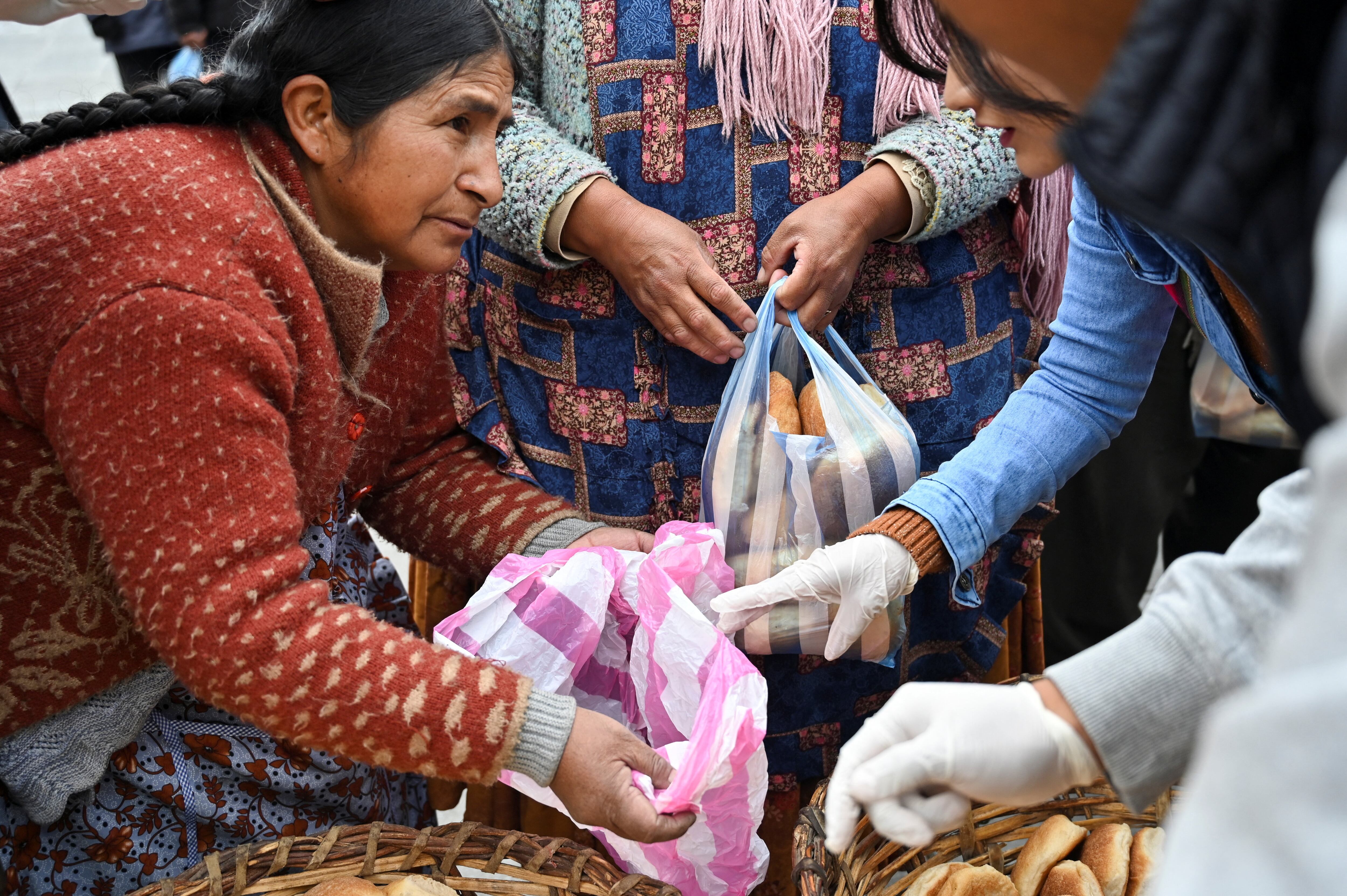 Los resultados muestran que, en entornos desfavorecidos, los participantes tienden a ofrecer más ayuda que en contextos ricos en oportunidades (REUTERS/Claudia Morales)