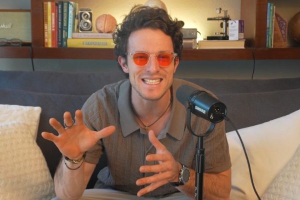 Un experto en longevidad reveló cuáles son los efectos de los auriculares bluetooth en el cerebro