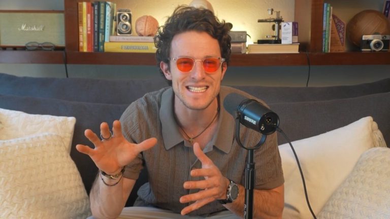 Un experto en longevidad reveló cuáles son los efectos de los auriculares bluetooth en el cerebro