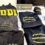 Un fusil de asalto y ropa de la Policía: qué le encontraron a una banda dedicada al narcomenudeo