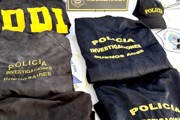 Un fusil de asalto y ropa de la Policía: qué le encontraron a una banda dedicada al narcomenudeo