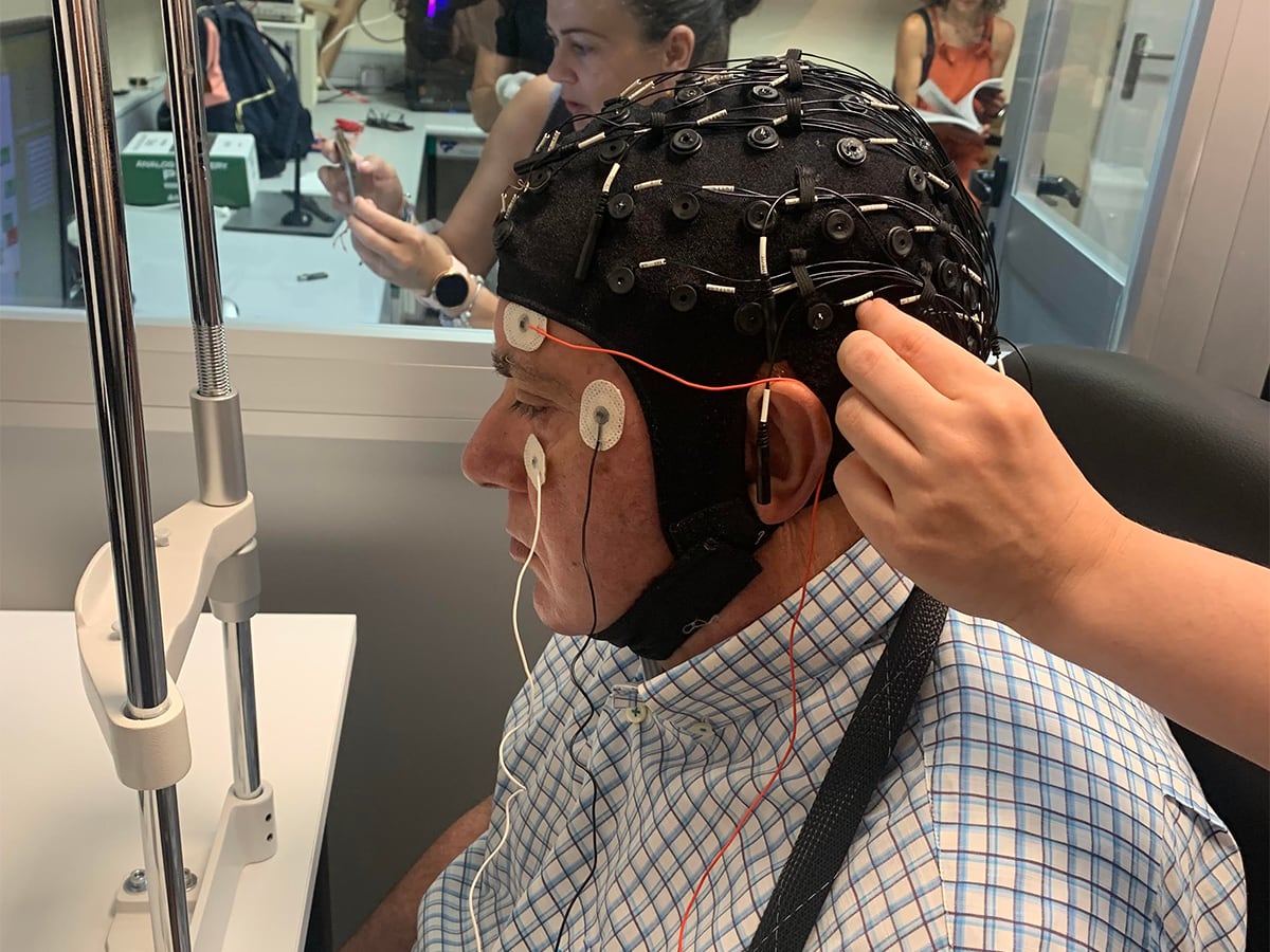 Un paciente español con ceguera total logra recuperar visión parcial gracias a una innovadora prótesis visual cortical implantada en el cerebro (Créditos: Universidad Miguel Hernández de Elche)