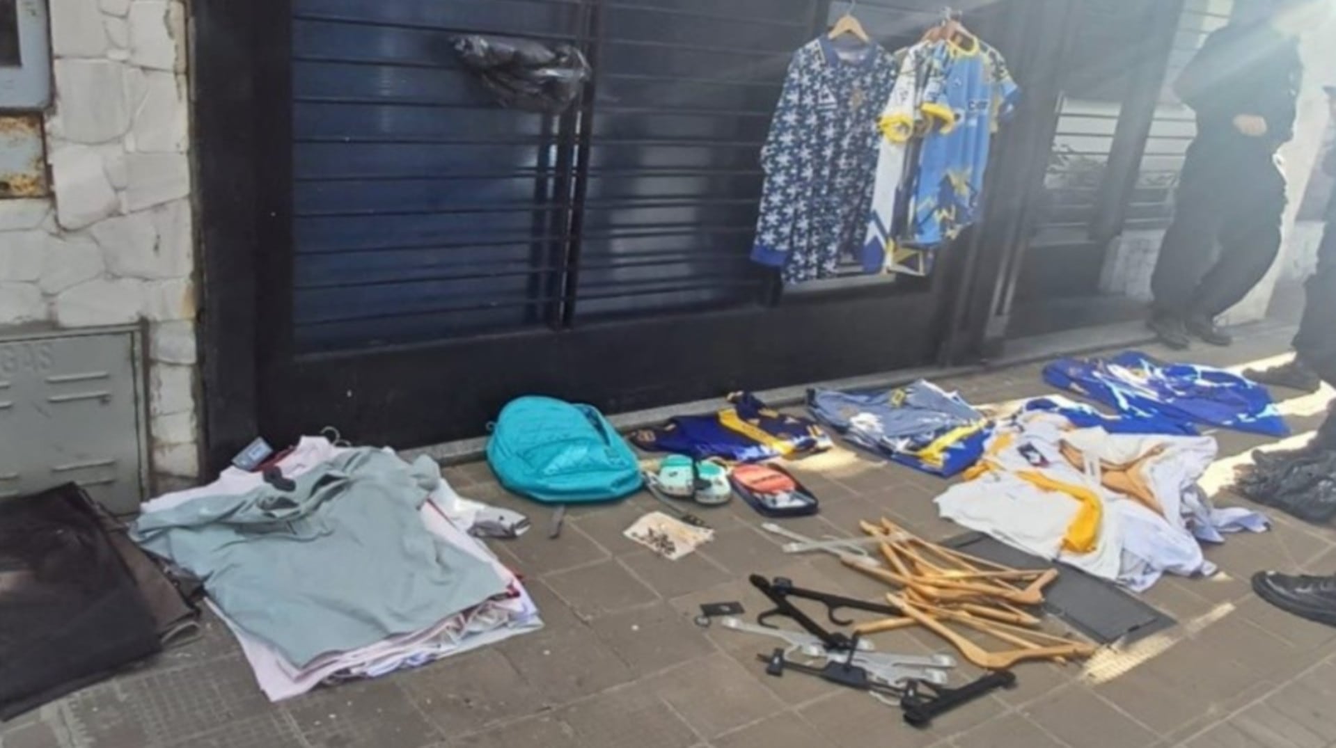 Un hombre fue aprehendido en Rosario tras un robo a un comercio de indumentaria, con las prendas y perchas esparcidas en la vereda (Rosario3)