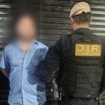 Un hombre viajó colgado de un camión en plena autopista 25 de mayo y una mujer logró filmarlo: “Se reía y se burlaba”