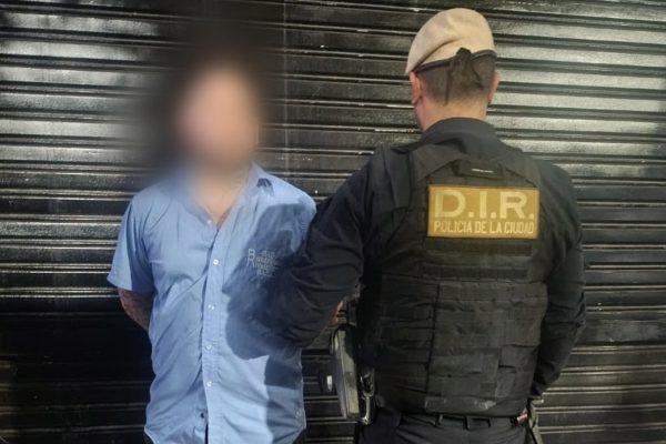 Un hombre viajó colgado de un camión en plena autopista 25 de mayo y una mujer logró filmarlo: “Se reía y se burlaba”