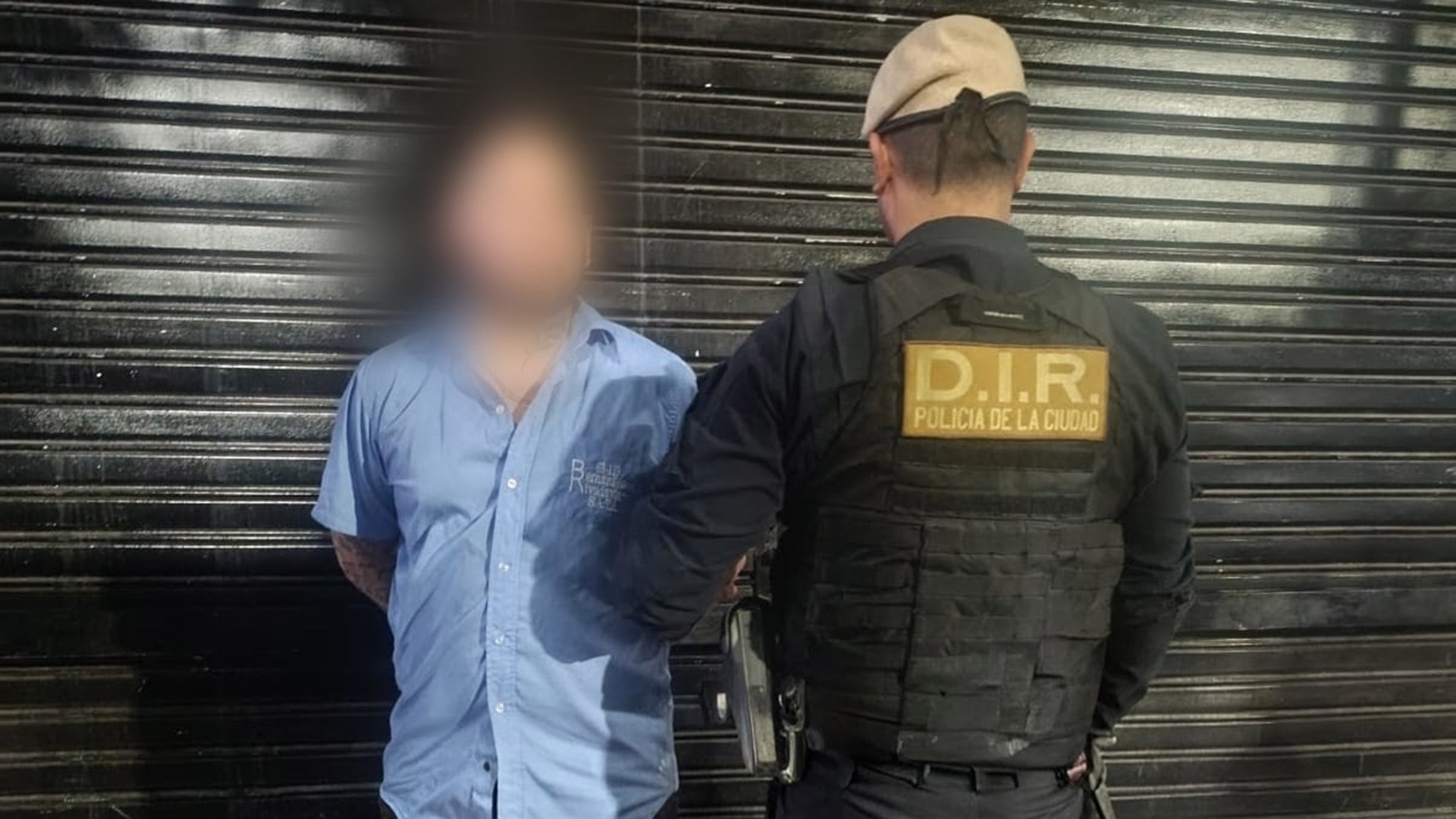 Un hombre viajó colgado de un camión en plena autopista 25 de mayo y una mujer logró filmarlo: “Se reía y se burlaba”