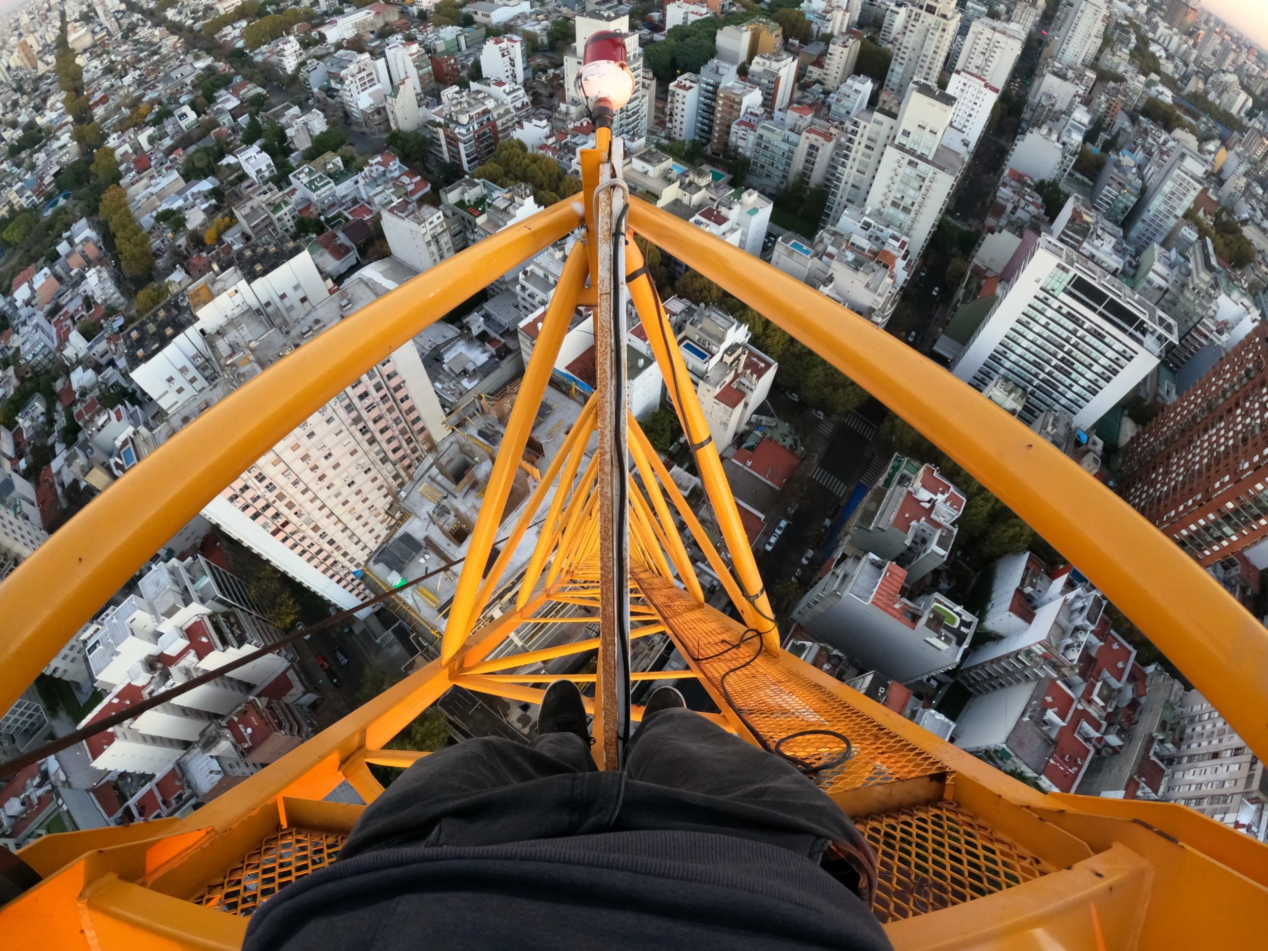 Ian Menéndez también escaló una grúa en pleno centro porteño