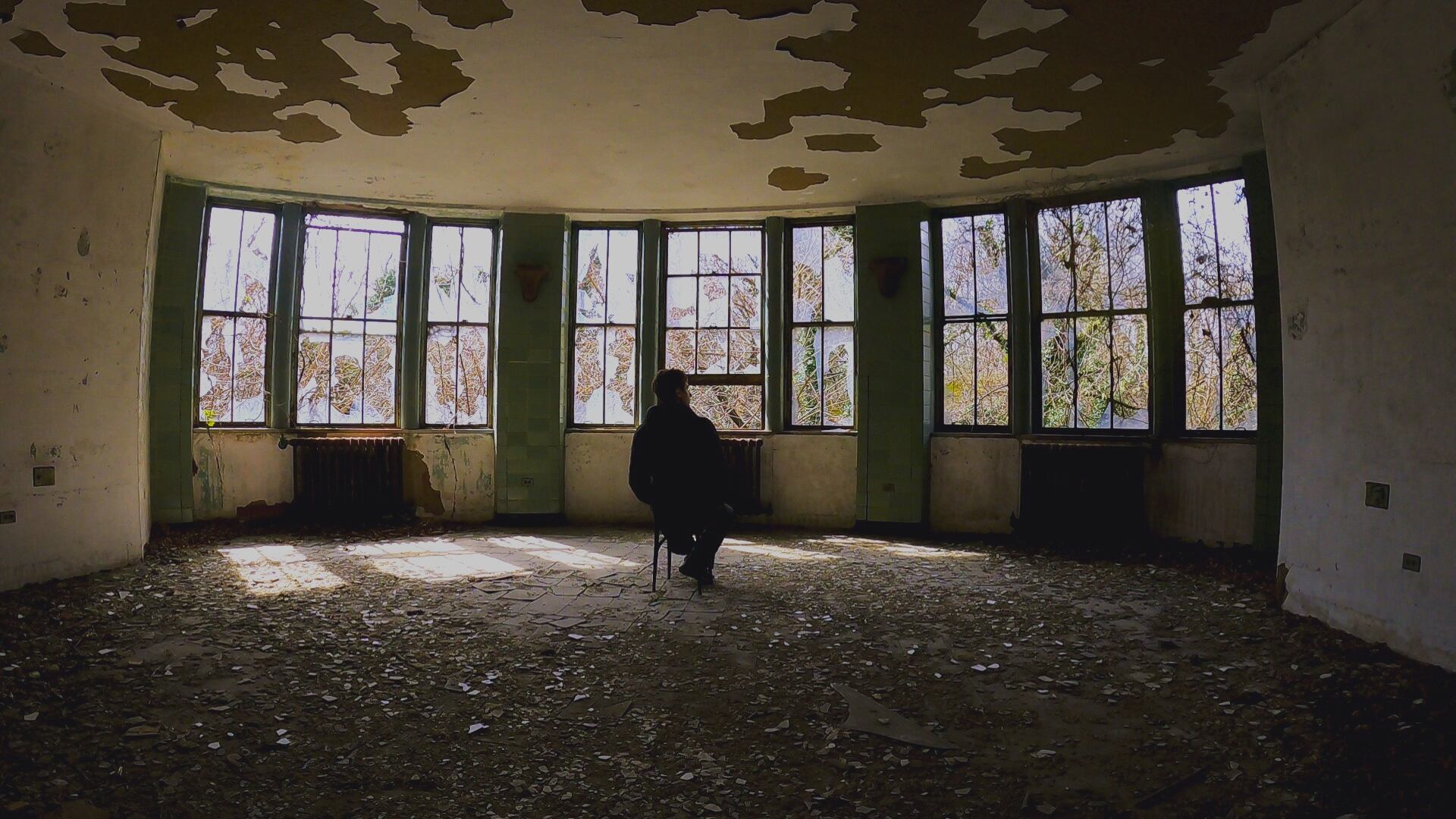 Ian Menéndez en la isla abandonada de Nueva York