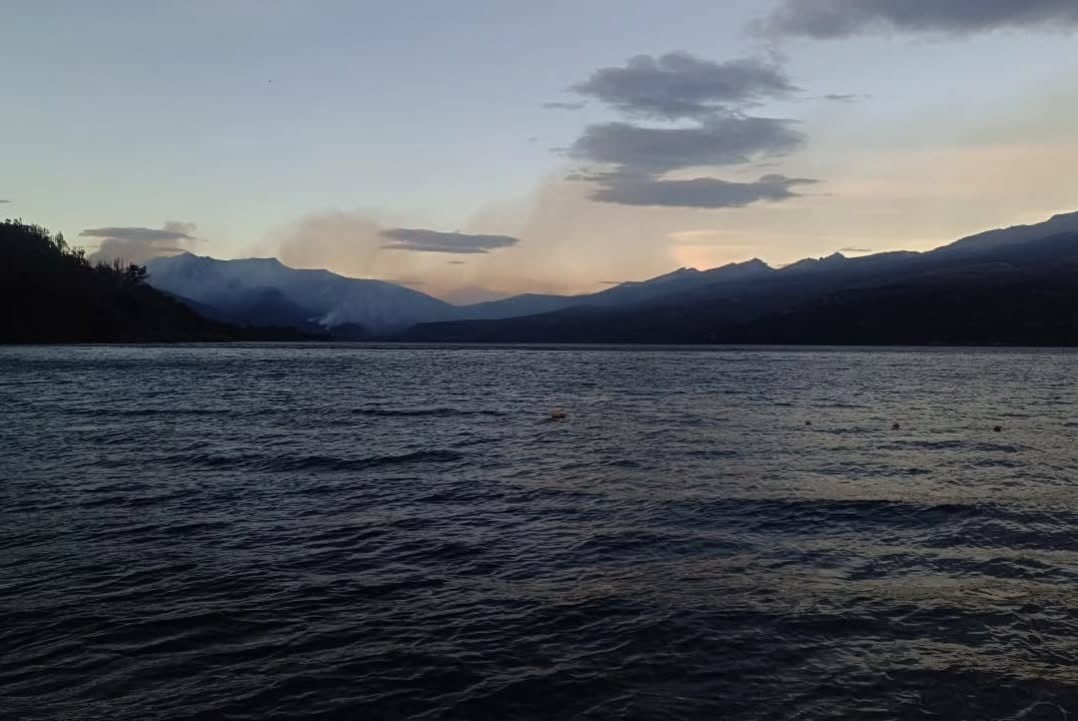 Las llamas ya devastaron más de 45 mil hectáreas, incluyendo focos reactivados en Simón Marchand y Villa Lago Rivadavia durante el lunes