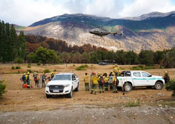 Equipos de rescate y aeronaves operan en la provincia de Chubut, Argentina, mientras combaten los devastadores incendios forestales que han afectado vastas áreas de bosque y montaña (Parque Nacional Los Alerces)