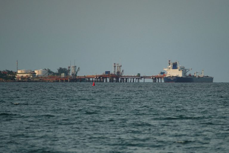 Un petrolero que transportaba crudo ruso se desvía de Cuba y profundiza la crisis en la isla