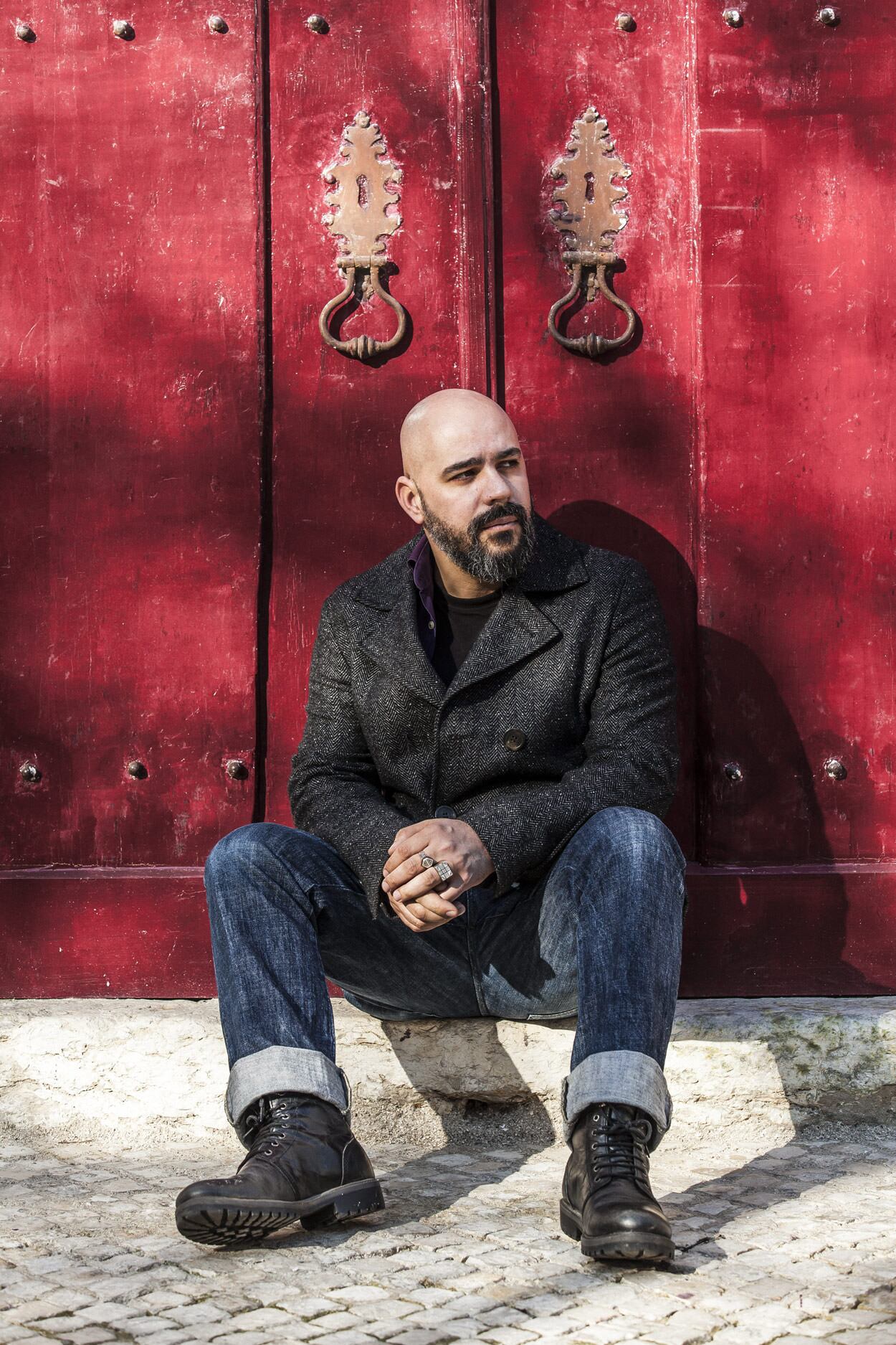 La figura del poeta es frágil, incómoda, casi ridícula para una sociedad que solo valora la pura ganancia, pero resulta perturbadora en la novela de Cruz.