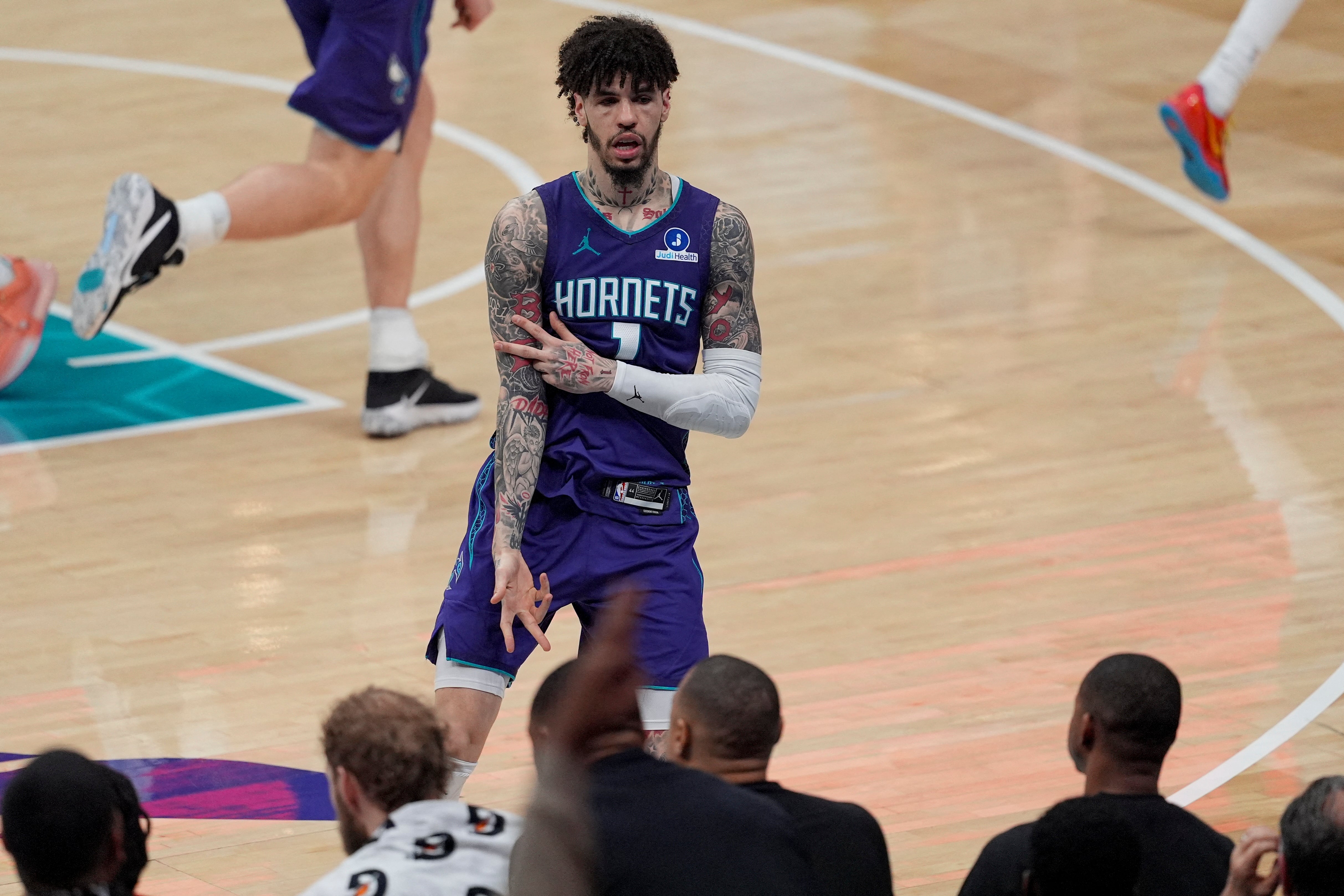 LaMelo Ball se encuentra fuera de la lista de lesionados de los Charlotte Hornets (Credit: Jim Dedmon-Imagn Images)