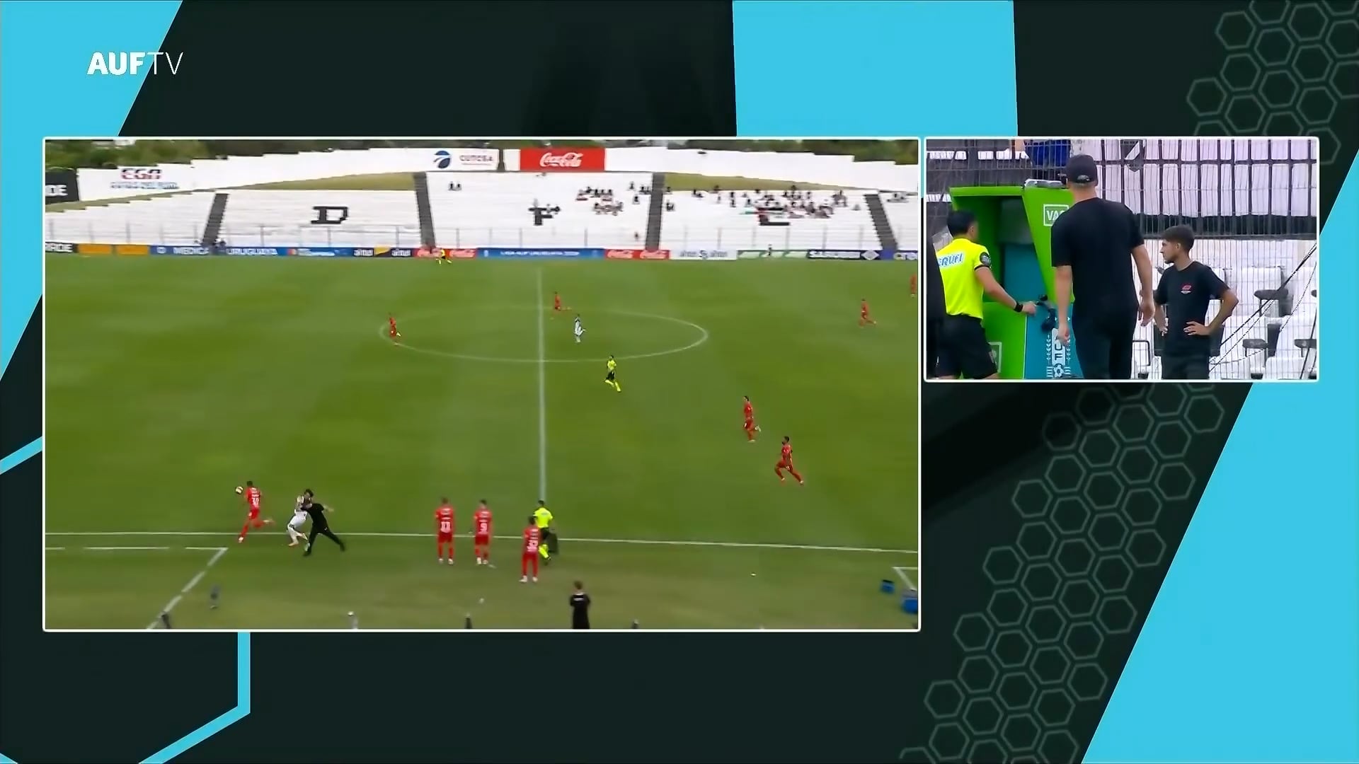 El árbitro revisa el VAR para anular un gol en un partido de fútbol uruguayo, donde el entrenador de Boston River, Israel Damonte, estuvo involucrado en una controvertida jugada.