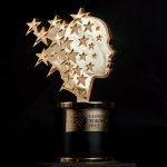 Una maestra fue premiada con un millón de dólares por su labor educativa y social