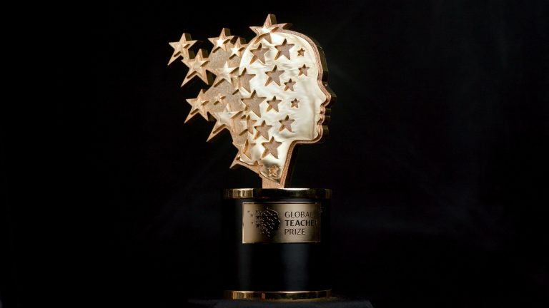 Una maestra fue premiada con un millón de dólares por su labor educativa y social