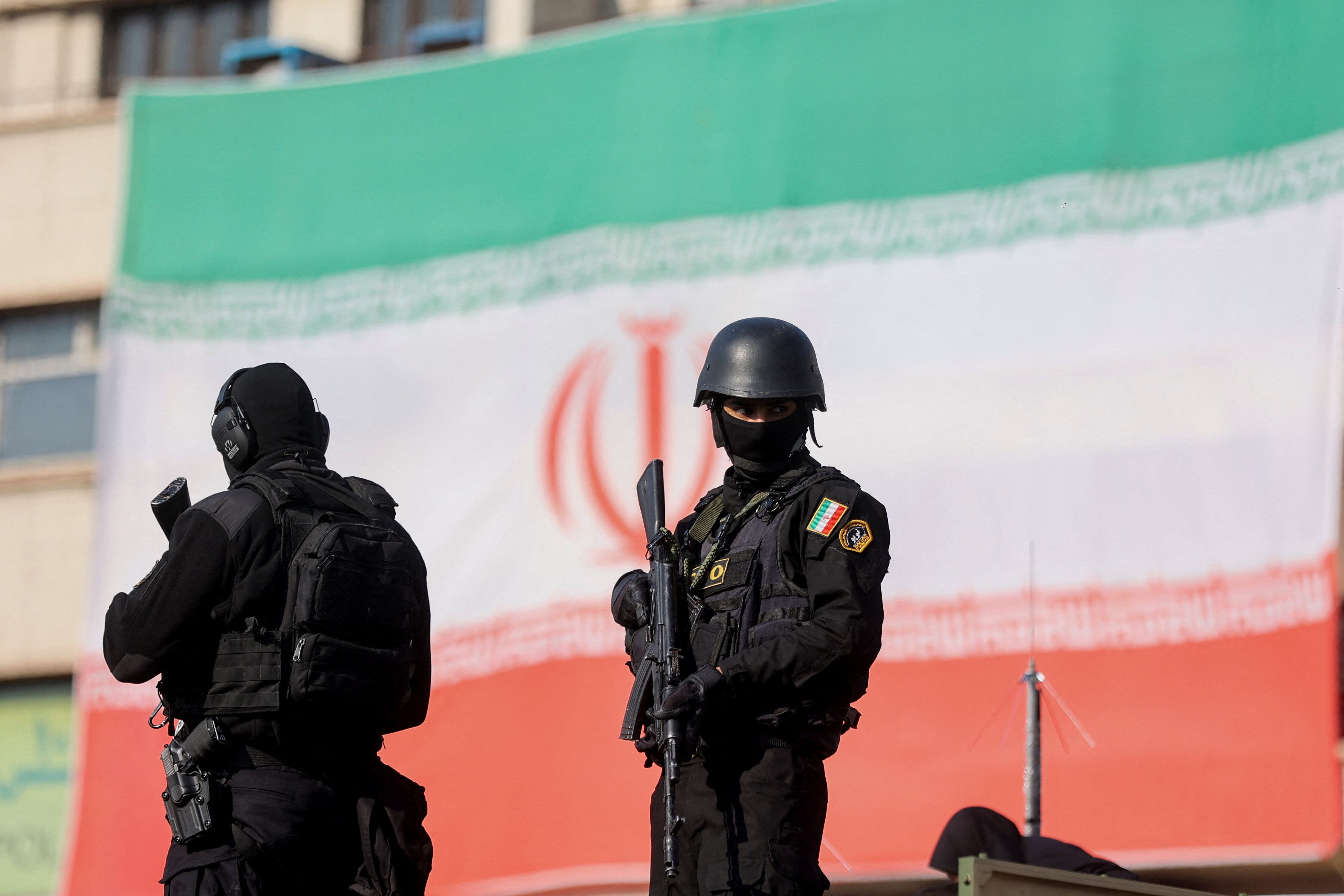 Miembros de la policía iraní en una manifestación progubernamental en Teherán, Irán. 12 de enero de 2026. Stringer/WANA (Agencia de Noticias de Asia Occidental) vía REUTERS. ATENCIÓN EDITORES - ESTA FOTO FUE PROPORCIONADA POR TERCEROS.