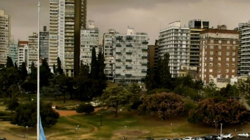 La bandera del Monumento Nacional fue arriada por la fuerza de las ráfagas que azotaron la ciudad