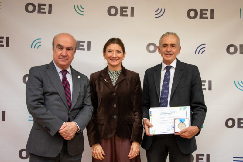 Rodrigo Arias, rector de la UNED, (lado derecho) recibió el premio que pone en valor la innovación y la calidad educativa promovida por la institución, así como su capacidad de adaptación frente a retos regionales en educación. Fuente: Cortesía OEI