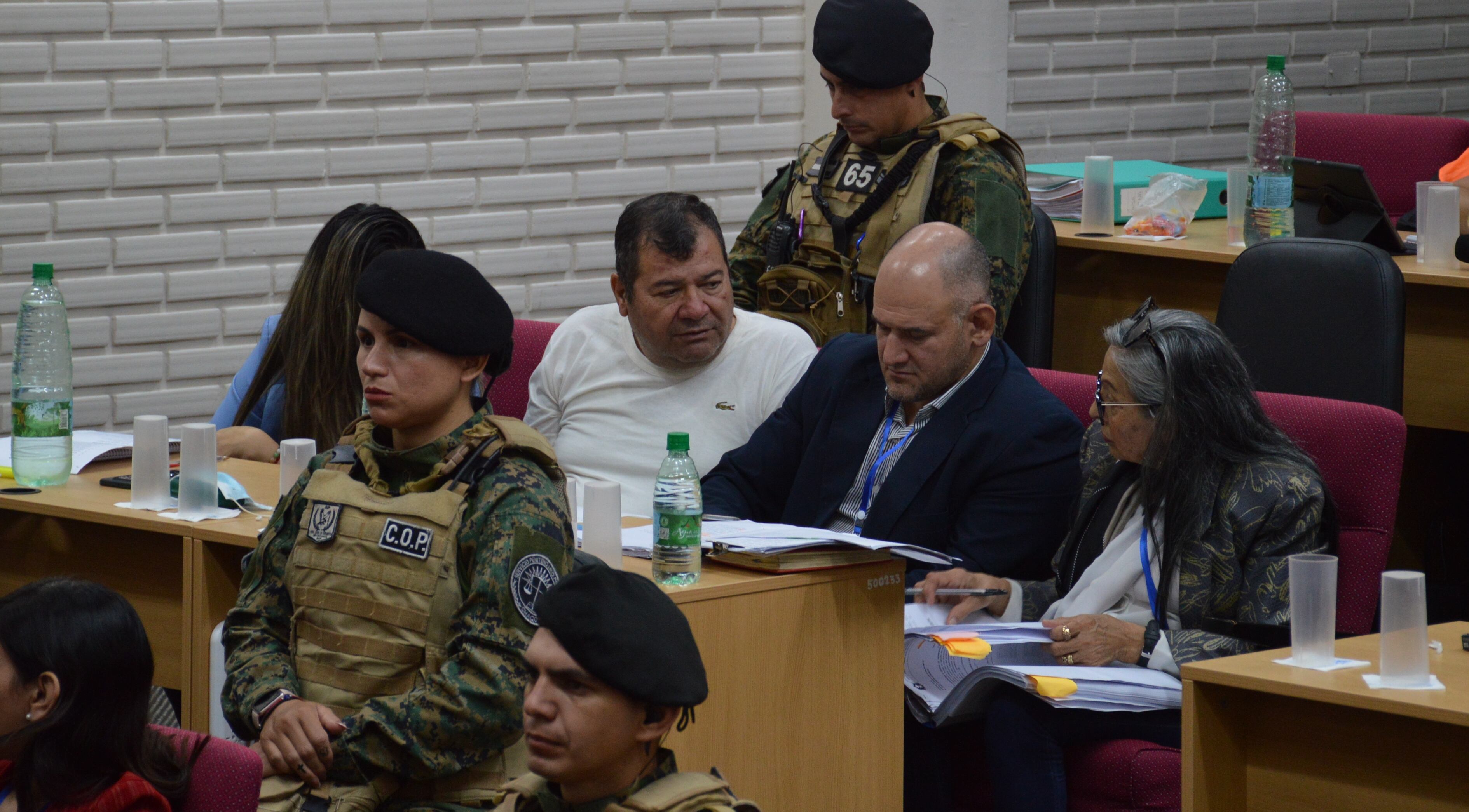 Emerenciano Sena, de blanco, con su abogado Ricardo Osuna