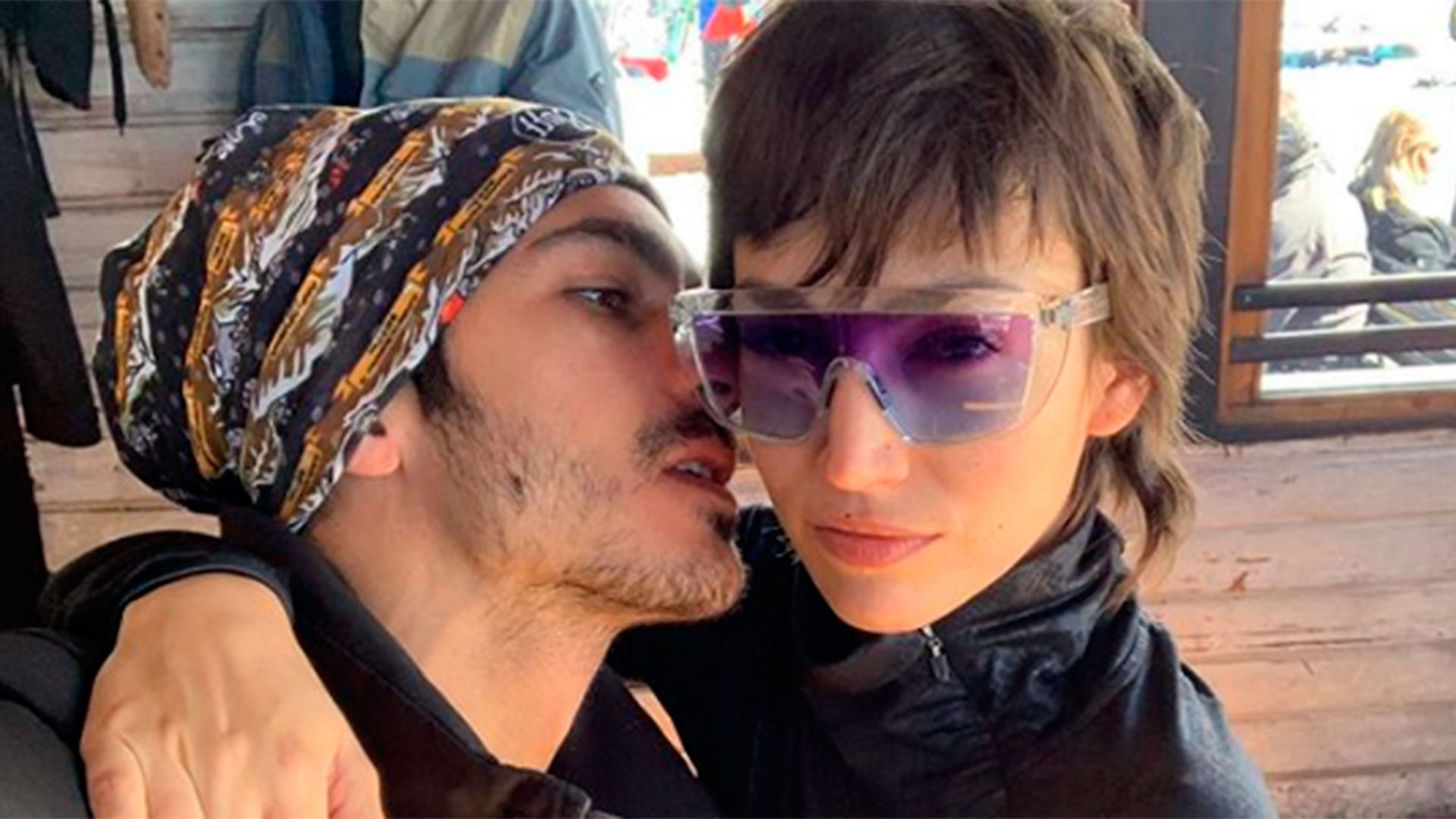 La pareja ha destacado en diversas alfombras rojas y festivales de cine, convirtiéndose en referentes de estilo y simpatía