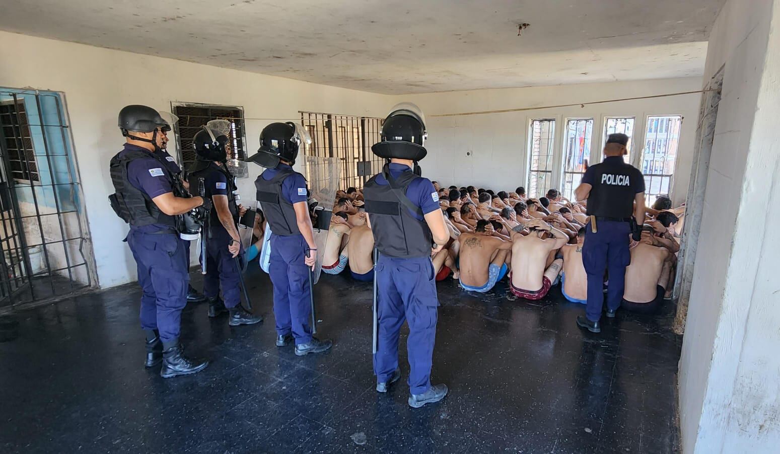 Policías durante una requisa en una cárcel uruguaya (Ministerio del Interior)