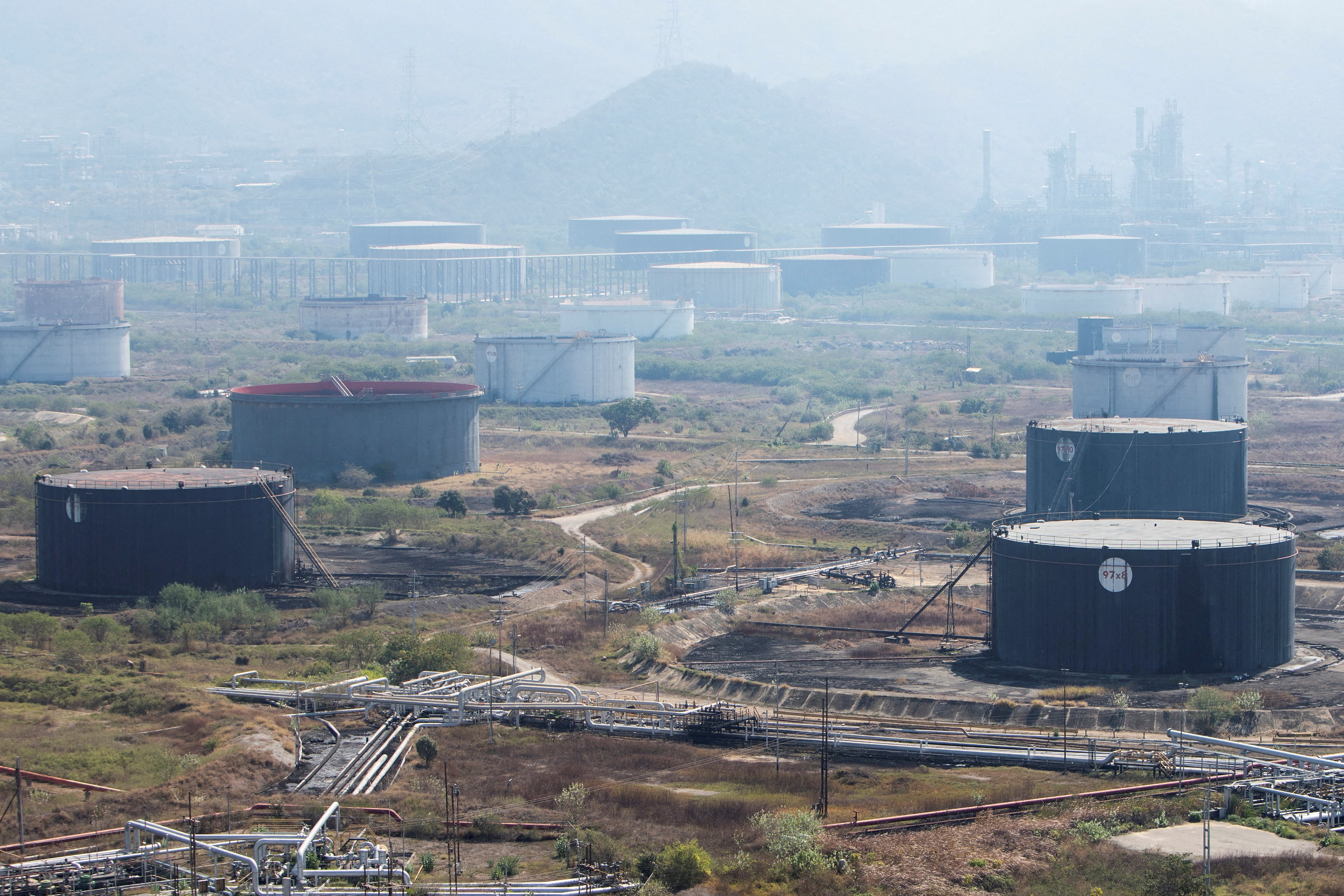 Vista de las instalaciones de la refinería de Puerto La Cruz, operada por la estatal venezolana PDVSA (REUTERS/Samir Aponte/Archivo)