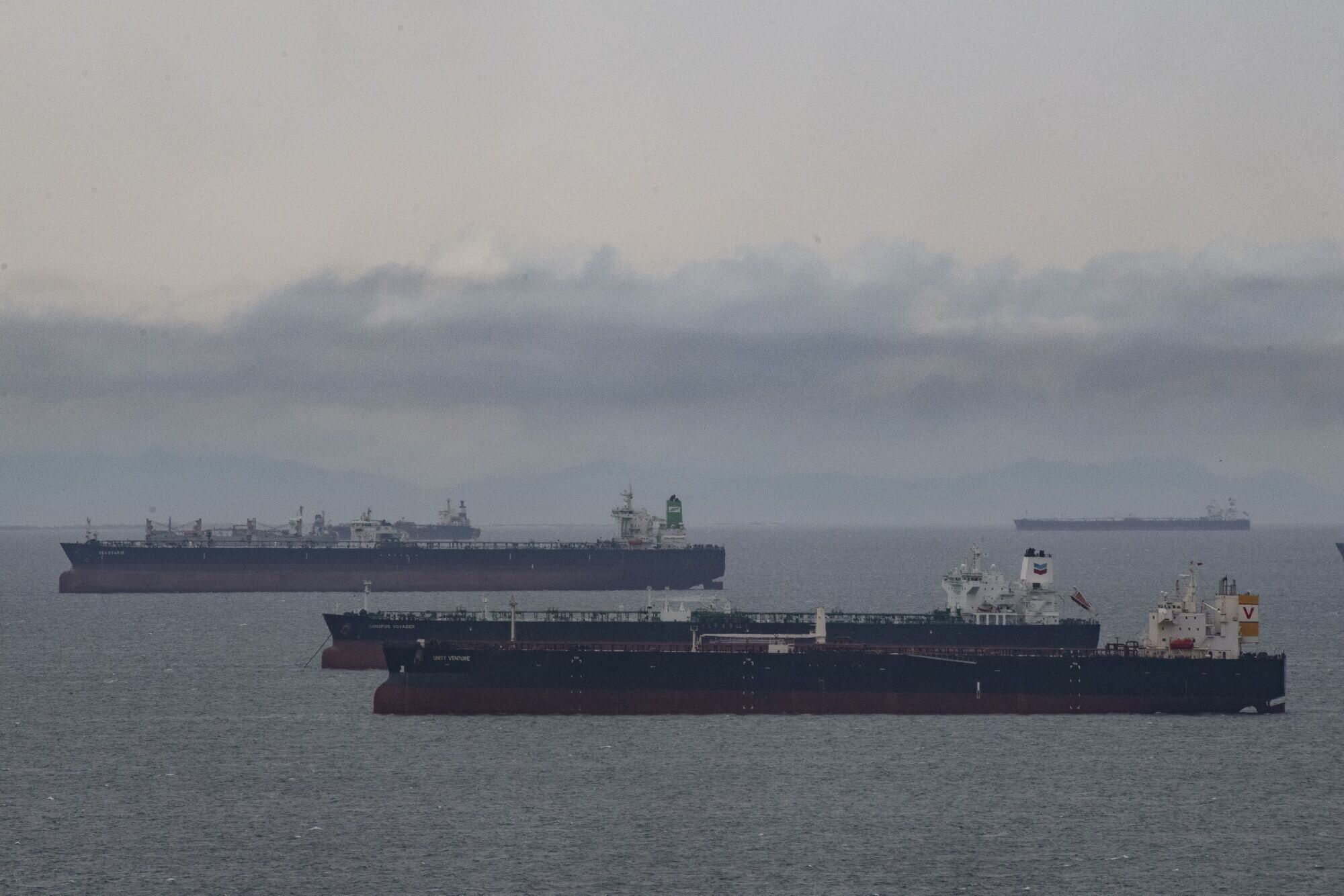 Tanqueros de crudo frente a la refinería de Puerto La Cruz, en el oriente de Venezuela (Carolina Cabral/Bloomberg/Archivo)