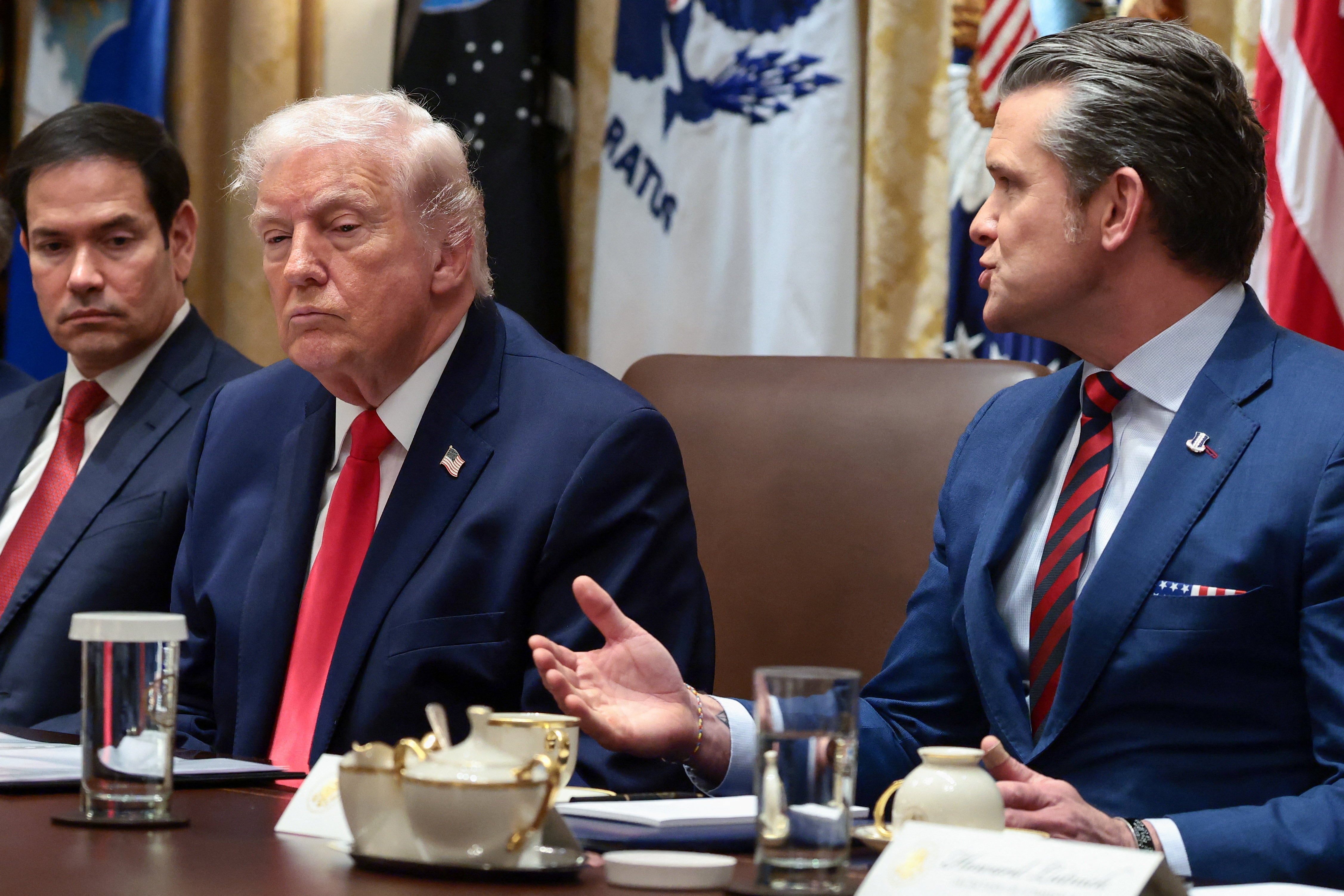 El secretario de Estado, Marco Rubio; el presidente Donald Trump; y el jefe del Pentágono, Pete Hegseth, fueron los artífices del operativo militar para capturar a Maduro (REUTERS/Evelyn Hockstein)