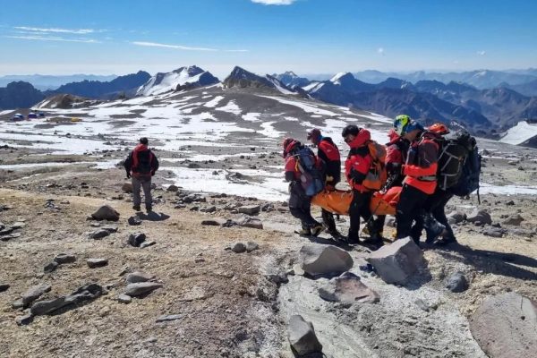 Video: la arriesgada maniobra que hizo un grupo de rescatistas para asisistir a un guía en el Aconcagua