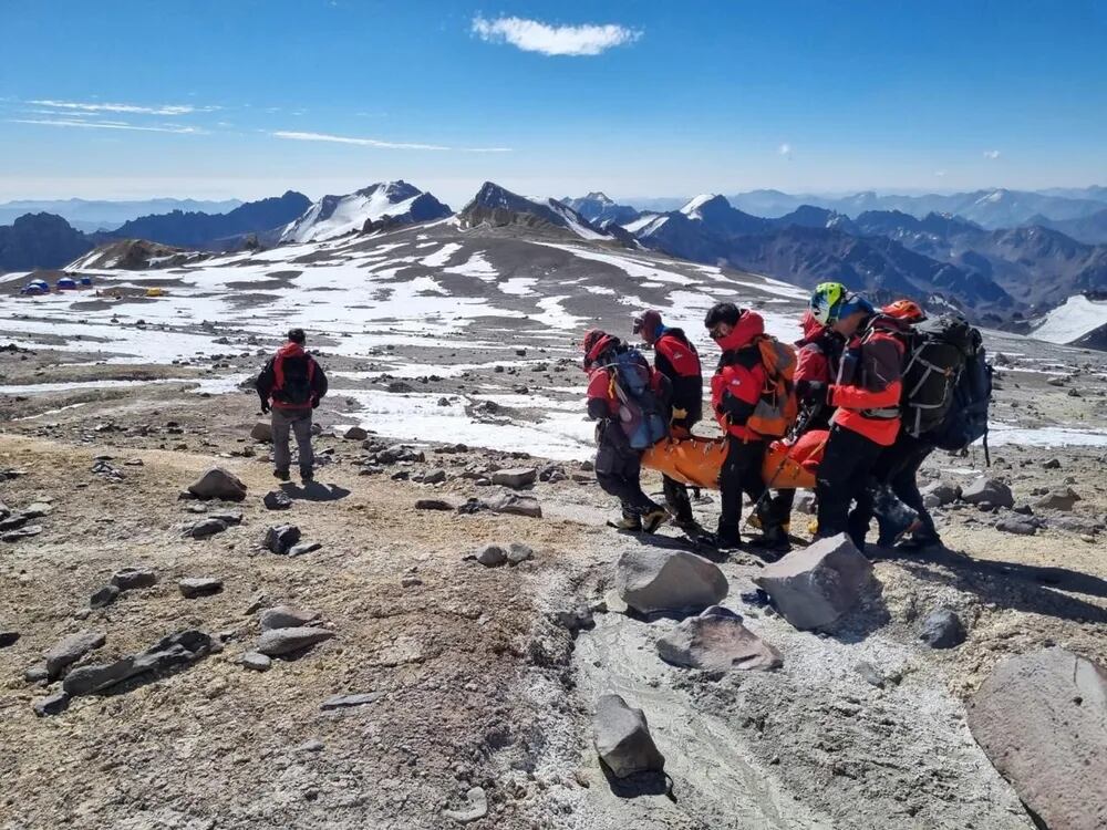 Video: la arriesgada maniobra que hizo un grupo de rescatistas para asisistir a un guía en el Aconcagua