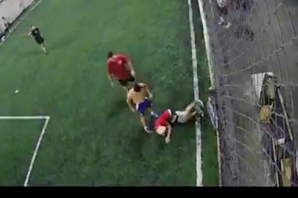Video: quisieron robarles una bicicleta mientras jugaban al fútbol, frenaron el partido y lo detuvieron