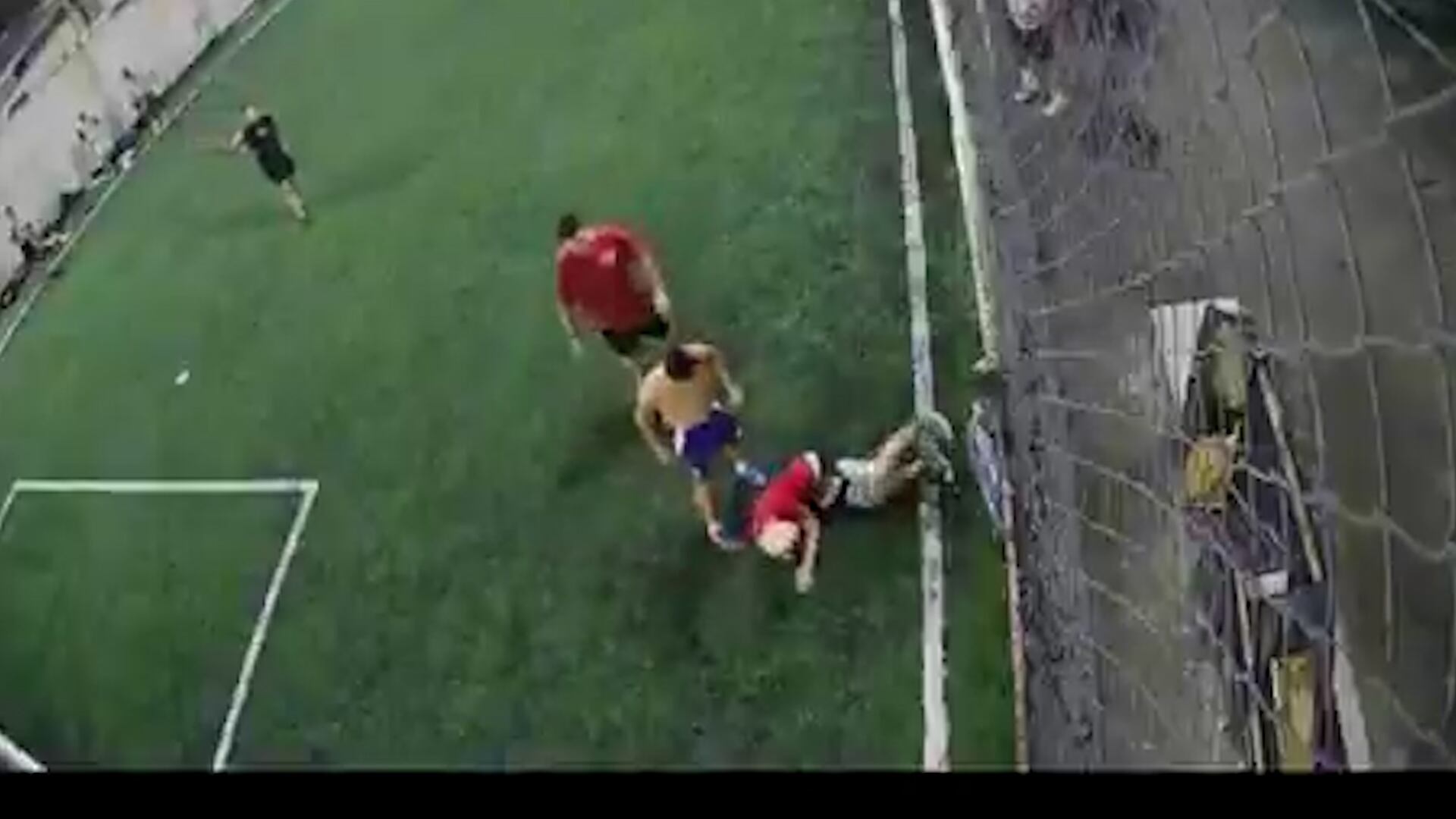 Video: quisieron robarles una bicicleta mientras jugaban al fútbol, frenaron el partido y lo detuvieron