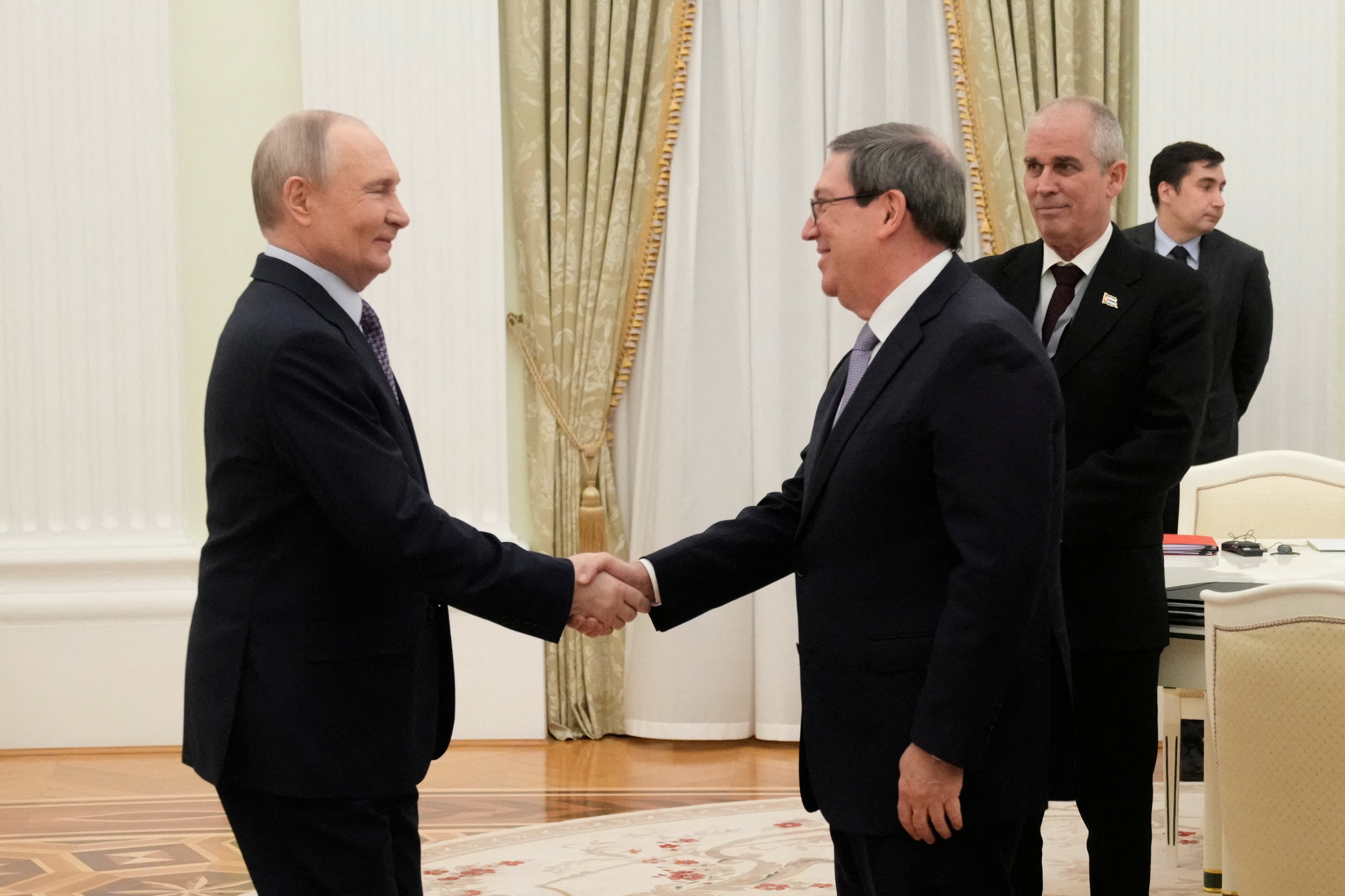El presidente ruso, Vladímir Putin, estrecha la mano del ministro de Relaciones Exteriores del régimen cubano, Bruno Rodríguez Parrilla (REUTERS)