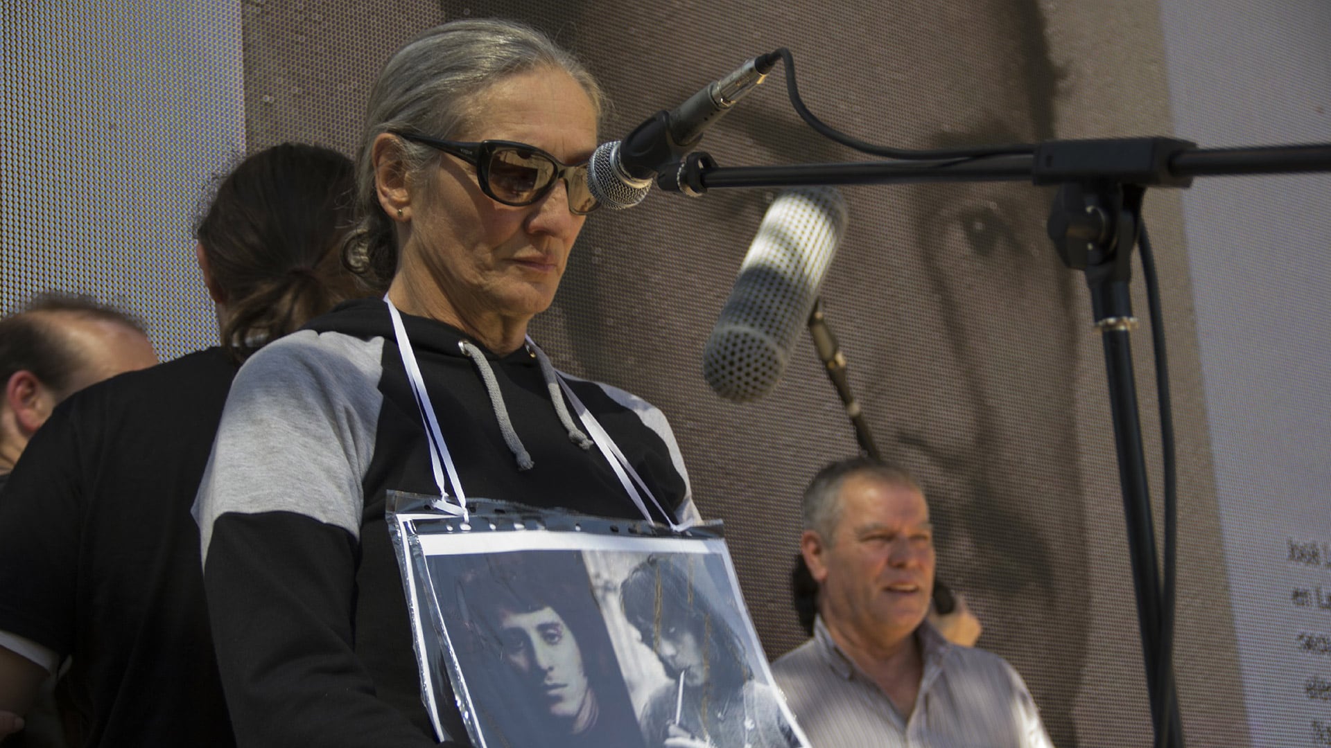 Liliana Felipe con las fotos de su hermana Esther y su cuñado Luis.