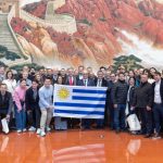 Yamandú Orsi llegó a China para una visita orientada a ampliar la cooperación y el comercio: el martes se reúne con Xi Jinping