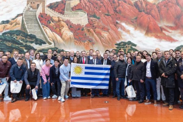 Yamandú Orsi llegó a China para una visita orientada a ampliar la cooperación y el comercio: el martes se reúne con Xi Jinping