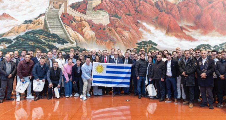 Yamandú Orsi llegó a China para una visita orientada a ampliar la cooperación y el comercio: el martes se reúne con Xi Jinping