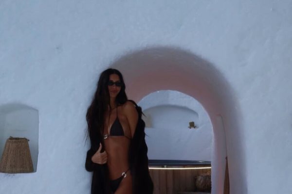 Zaira Nara a pleno en la nieve en Italia: producción en traje de baño, videollamadas con sus hijos y moda al rojo vivo
