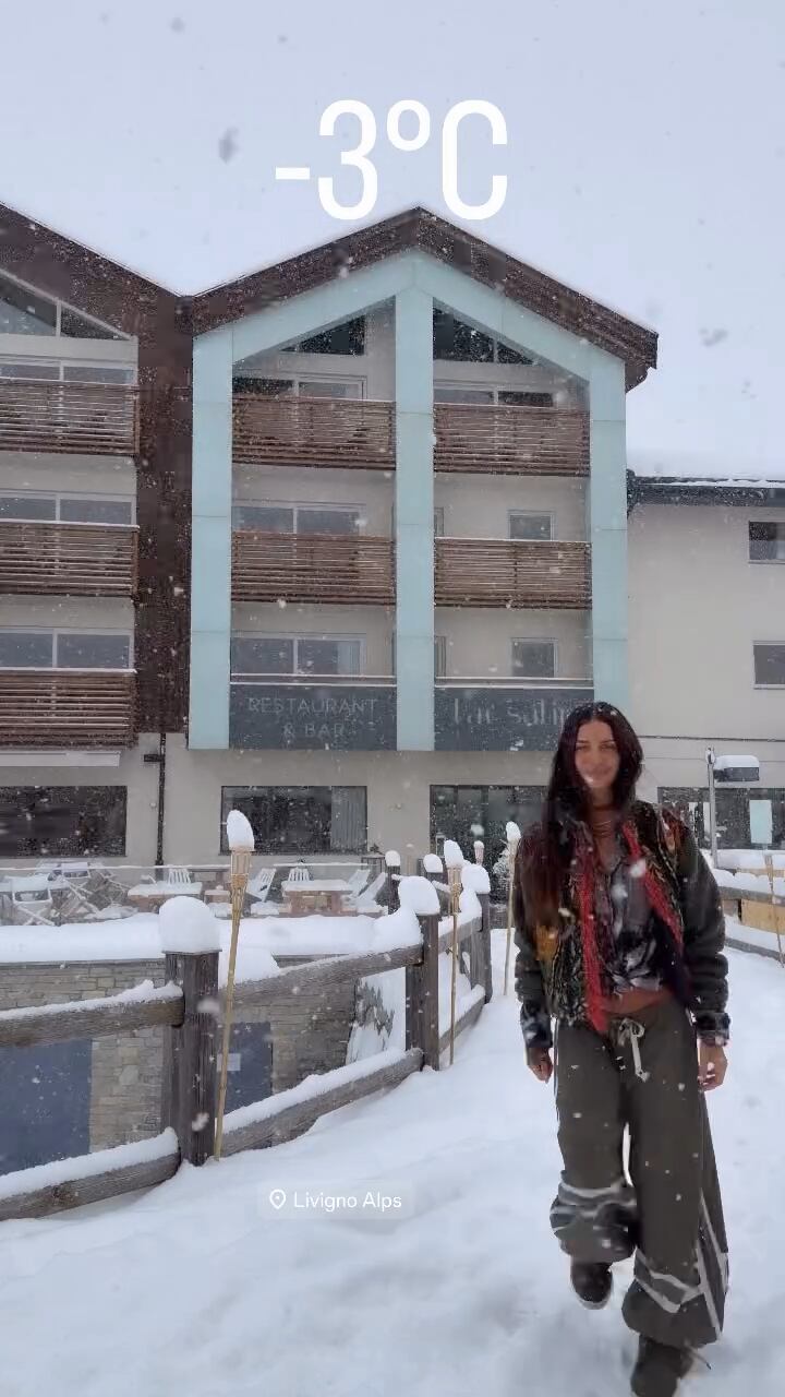 La modelo argentina Zaira Nara posa sonriente en Livigno, Italia, rodeada de nieve, en el marco de su invitación a las Olimpiadas de Invierno.
