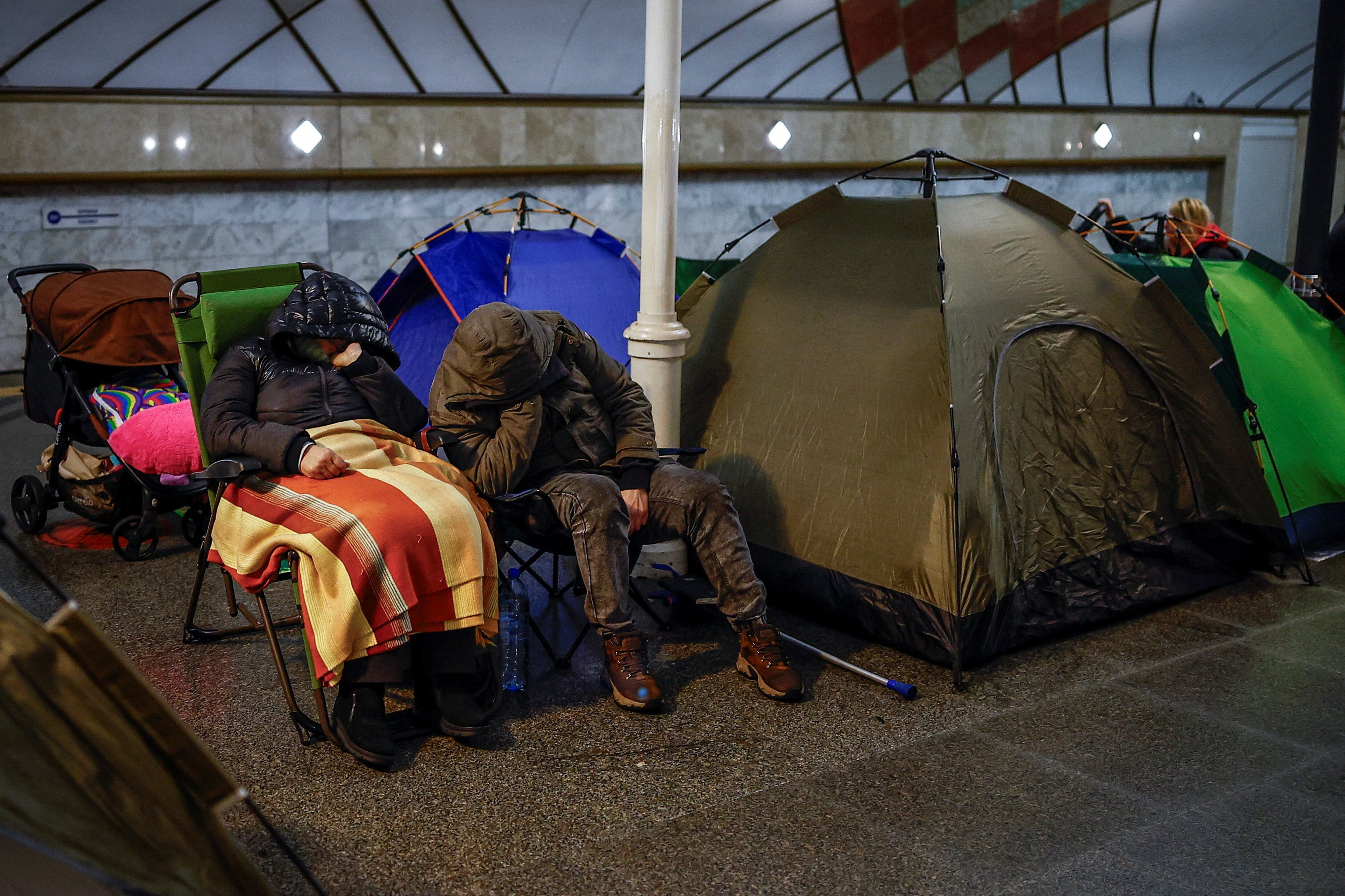 La gente duerme mientras se refugia dentro de una estación de metro durante un ataque nocturno con misiles y drones rusos, en medio del ataque de Rusia a Ucrania, en Kiev, Ucrania, el 7 de febrero de 2026 (REUTERS/Alina Smutko)