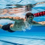 6 ejercicios de natación que ayudan a fortalecer piernas, brazos y core