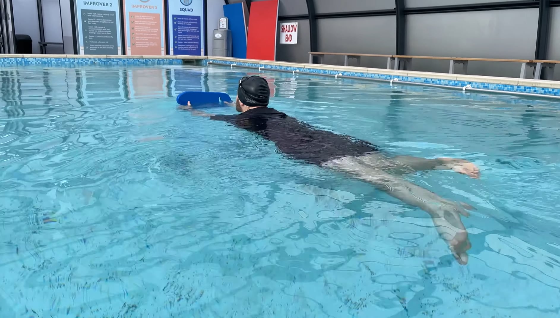 El Tombstone Drill con tabla de natación activa de forma intensa flexores de cadera, cuádriceps e isquiotibiales durante cada patada en la piscina (Captura de video: YouTube)