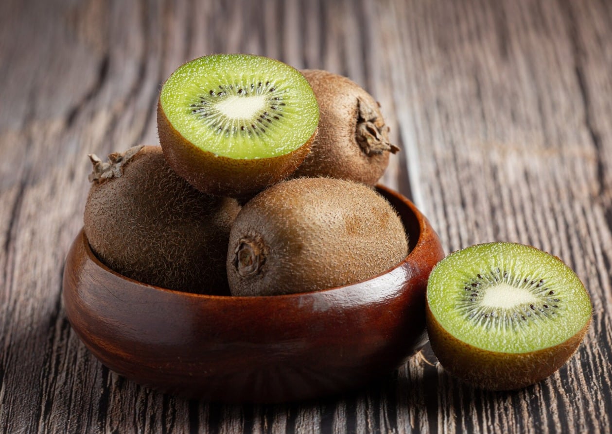 El kiwi tiene altos niveles de actinidina, fibra y vitamina C, lo que lo destaca como fruta para reducir la circunferencia abdominal y favorecer la digestión (Imagen Ilustrativa Inbfobae)