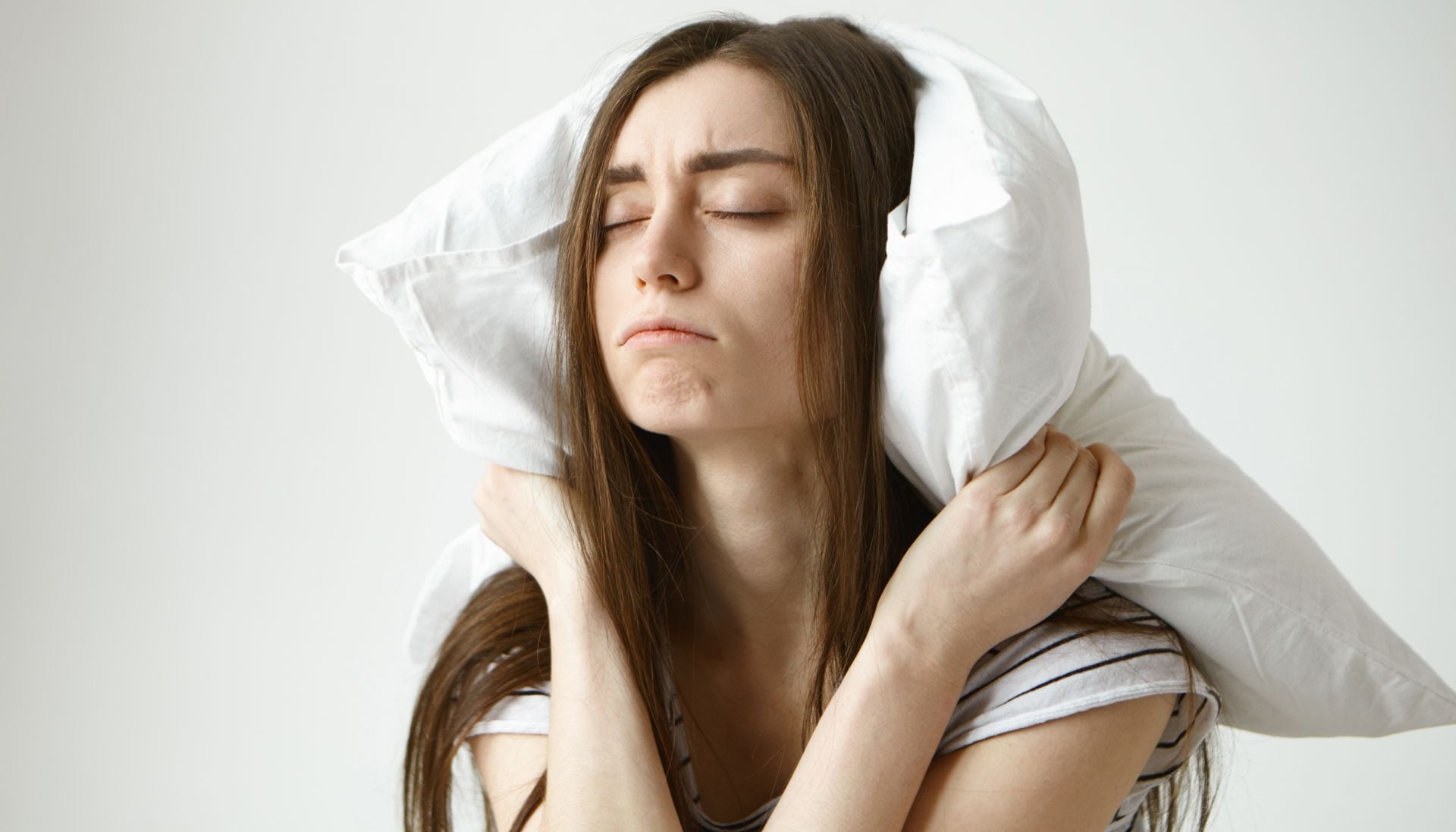 Un descanso insuficiente y mantener elevados niveles de tensión emocional generan alteraciones hormonales que favorecen una mayor acumulación de grasa, independientemente de las rutinas dietéticas realizadas. (Freepik)