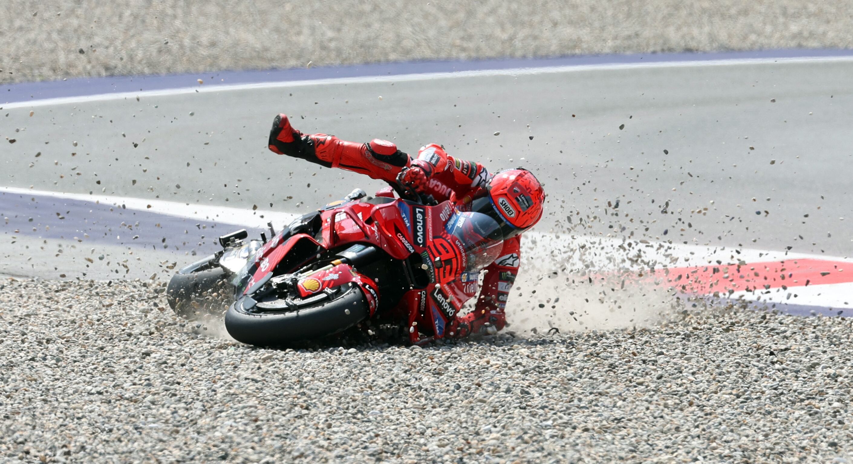 La innovación tecnológica en equipamiento, como el airbag integrado en el mono, reduce las lesiones graves en accidentes de alta velocidad (REUTERS/Gintare Karpaviciute)