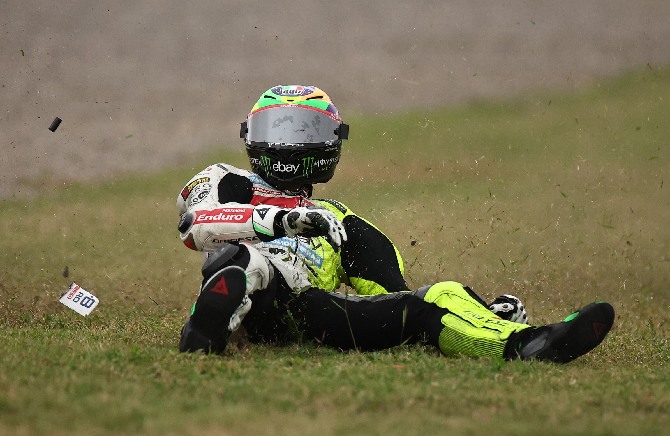 Los sistemas electrónicos de ayuda al pilotaje y los motores de 4 tiempos disminuyen la frecuencia de caídas tipo 'catapulta' en carreras profesionales (REUTERS/Agustin Marcarian)