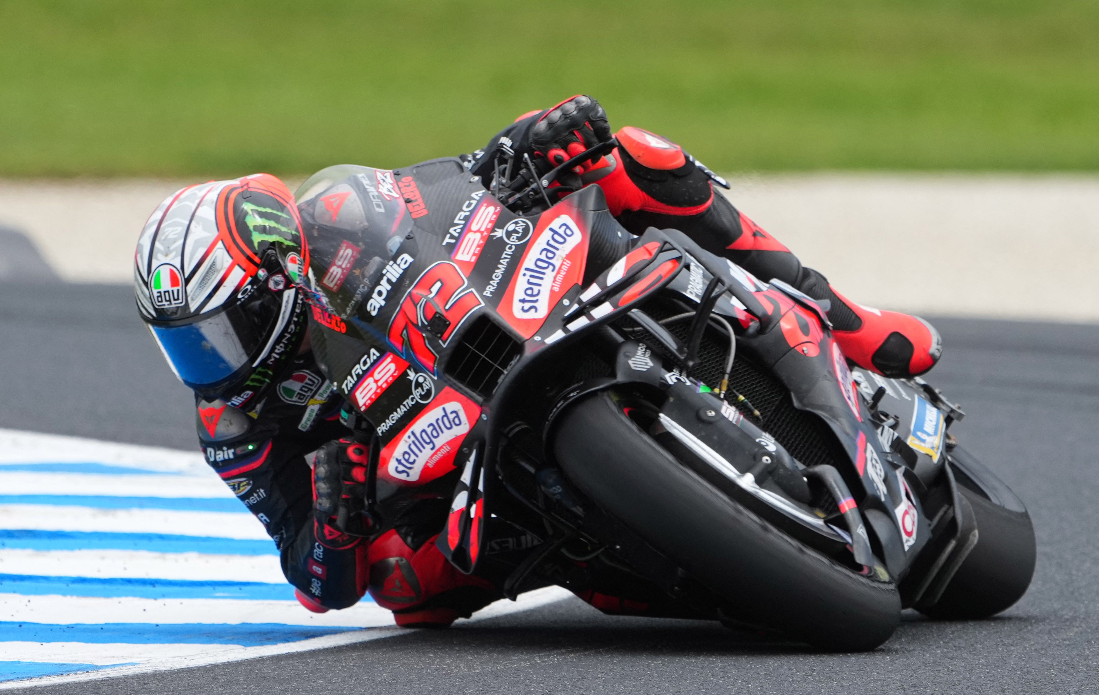 Ni la tecnología más avanzada ni la experiencia eliminan totalmente el componente de azar en el motociclismo de alta competencia (REUTERS/Asanka Brendon Ratnayake)